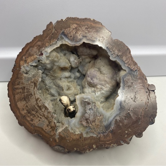 2LB14oz natural Crystal Agate Geode Quartz Crystal Healing with little squirrel - Picture 1 of 10